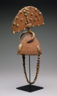 Hat with crest and boar's tusks