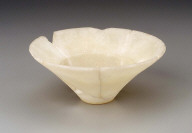 Flat-bottomed dish