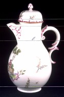 Hot water urn
